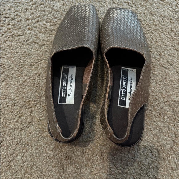 Andre Assous Featherweights metallic gold peep-toe woven slingback sandals - Picture 4 of 5